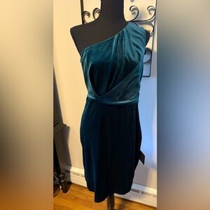 Lulu's NWT emerald green Velvet One-Shoulder Dress